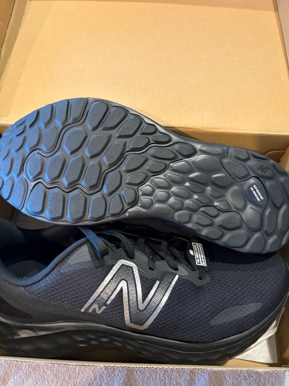 New Balance Fresh Foam ARISHI v4 Black/Black Shoe Box - Picture 2 of 3